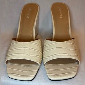 NIB Lisa and Vicky Adore Sandal in Ecru Croc Sz 9